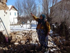 Depremde Evi Yıkılan Yaşlı Kadın Yaşadıklarını Gözyaşları İle Anlattı: “Komşularımız Kurtardı”