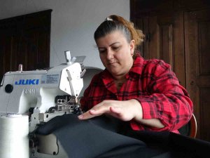 Kastamonulu Kadınlar, Depremzedeler İçin Kışlık Kıyafet Dikiyor