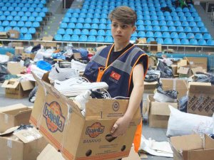 Yaşı Küçük Ama Gönlü Büyük: Gece Gündüz Demeden Depremzedelere Destek İçin Çalışıyor