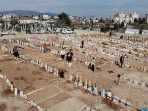 Depremin 14’üncü Gününde Mezarlıkta Dinmeyen Acı