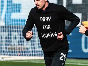 Merih Demiral Isınmaya ’Türkiye İçin Dua Et’ Tişörtüyle Çıktı