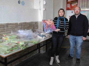 Konfeksiyon Atölyesine Çevrilen Okul Kantininde Depremzedelere Kıyafet Diktiler