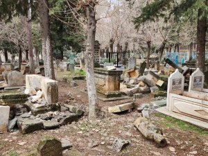 Deprem Mezarlıkları Da Vurdu, Onlarca Kabir Tahrip Oldu