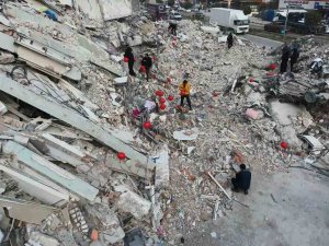 Depremde Hayatını Kaybeden Çocuklar İçin Enkazları Balonla Süslediler