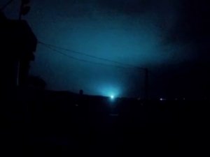 Deprem Anında Mavi Işıklar Dikkat Çekti, İş Makinesi Kamerası Böyle Kaydetti