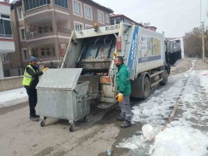 Temizlik Ekipleri, Deprem Bölgesinde Çalışmalarını Sürdürüyor