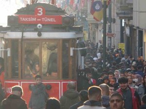 İ̇stanbul’da Güneşli Havayı Fırsat Bilen Vatandaşlar İ̇stiklal Caddesi’ne Akın Etti