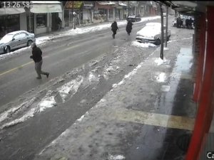 Malatya’da 13 Kişiye Mezar Olan Apartmanın Yıkılma Anları Kameralara Yansıdı