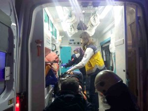 Ters Yöne Girip Karşıdan Gelen Araçla Çarpıştı: 5 Yaralı