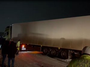 Ardahan’da Kar Yağışı Nedeniyle Kayan Tır Yolu Kapattı