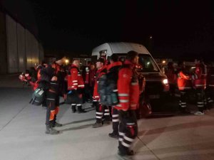 Hatay’daki Arama Kurtarma Çalışmalarına Katılan 32 İtfaiyeci İ̇stanbul’a Döndü
