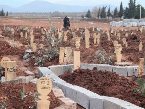 Yarım Kalan Hikayeler Mezarlara Yansıdı: Depremde Ölenlerin Mezarları Yürekleri Burktu