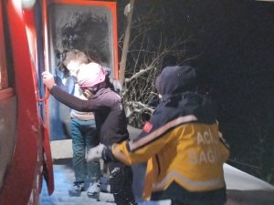 Ateşlenen Çocuk Afad Ekiplerince Omuzlarda Taşınarak Hastaneye Ulaştırıldı