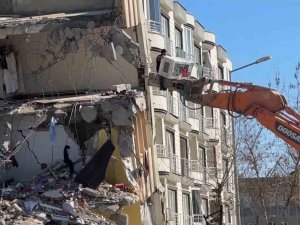 Eşyasını Kurtarmaya Çalışan Depremzede ‘Pes’ Dedirtti