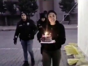 İ̇zmir Polisinden Hatay’da Depremzede Çocuğa Doğumgünü Sürprizi
