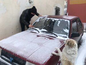 Bayburt’a Lapa Lapa Kar Yağdı, Kar Kalınlığı 40 Santimetreyi Buldu