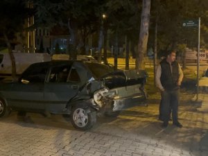 Alkollü Sürücü Park Halindeki Araca Çarptı, Kaçarken Yakalandı