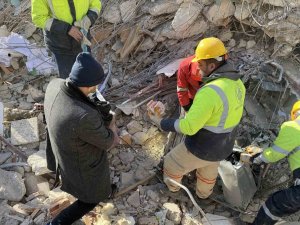 Enkazda Bulunan Para Dolu Banka Kasası Yetkililere Teslim Edildi