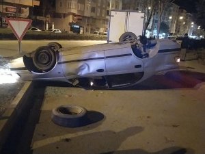 Kaza Yaptığı Otomobili Bırakıp Kaçtı