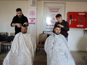 Afyonkarahisar’da Depremzedelere Ücretsiz Tıraş Hizmeti
