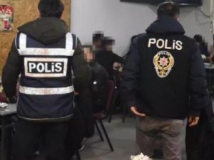 Kıraathanede Kumar Oynarken Yakalandılar