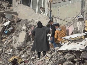 Canlarını Hiçe Sayıp, Enkaz Üstünde Kıyafet Arayışına Düştüler