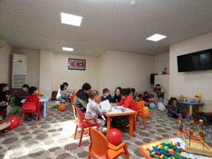 Akdeniz Üniversitesi Depremzede Çocuklar İçin 10 Oyun Odası Kurdu