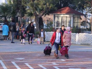 İ̇zmirli Öğrenciler, Depremzede Arkadaşları İle Ders Başı Yaptı