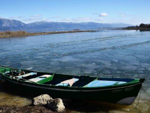 Nilüferleriyle Meşhur Işıklı Gölü Dondu