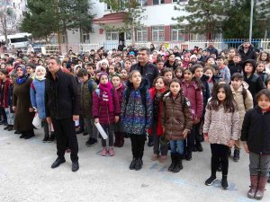 Depremzede Öğrenciler Yeni Sıra Arkadaşları İle Ders Başı Yaptı