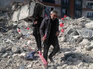 Enkaz Altında Torununun Scooterını Bulan Adam Gözyaşlarına Hakim Olamadı