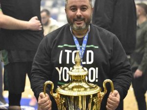 Engin Gençoğlu, Kosova Kupası’nı Kaldırdı