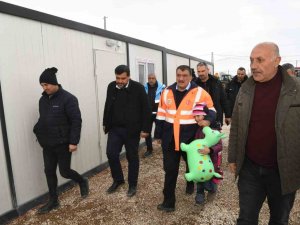 Başkan Gürkan, Doğanşehir’de Depremzedeleri Ziyaret Etti