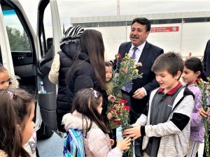 Depremzede Sınıf Arkadaşlarını Karanfillerle Karşıladılar