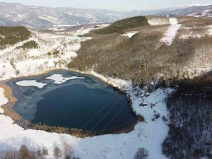 Doğal Kaynaklarla Beslenen Karamurat Gölü’nden Kış Manzarası