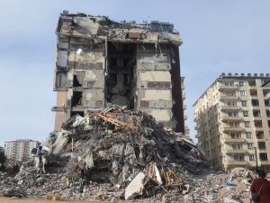 Yengesi Secde Eder Halde Enkazdan Çıkarıldı