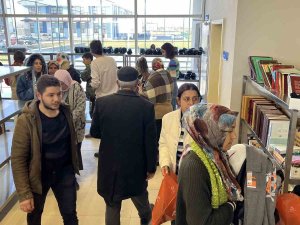 Açılan Sosyal Markette Depremzedelere Her Şey Ücretsiz Dağıtılıyor