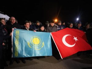 Kazak Ekipler, Ülkelerinde Türk Ve Kazakistan Bayrakları İle Karşılandı