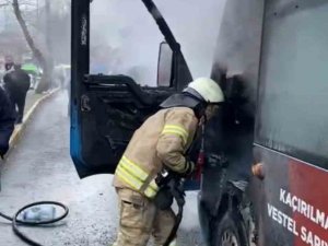 Sarıyer’de Yanan Minibüs İtfaiye Ekiplerince Söndürüldü