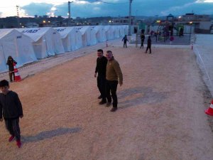 Vali Arslantaş Ve Belediye Başkanı Büyükakın Depremzede Çocuklarla Maç Yaptı