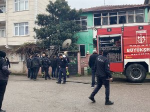 Yangına Camları Kırarak Müdahale Ettiler