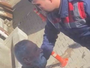 Depremzede Aileleri Karşılayan Askeri Personel Gözyaşlarını Tutamadı