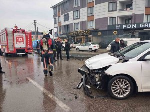 İ̇tfaiyeye Çarpan Aracı Sırtlarında Tüplerle İttiler