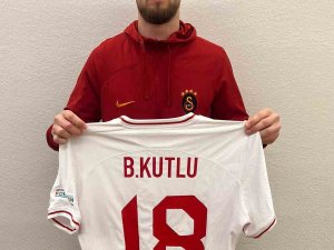 Berkan Kutlu, Depremzedeler İçin Milli Takım Formasını Bağışladı