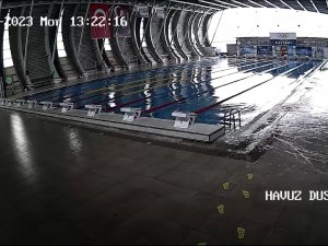 Deprem Anında Havuz Taştı, O Anlar Kamerada