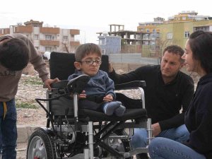 Cam Kemik Hastası Mustafa’nın Akülü Araba Hayali Almanya’dan Gerçekleştirildi