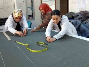 Yozgat’ta Depremzedeler İçin Uyku Tulumu Üretiliyor