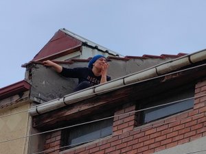 Evi İçin Tahliye Kararı Verilince, Çatıya Çıktı