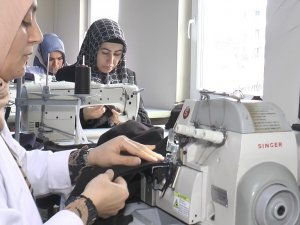 Çocuklar Üşümesin Diye Gece Gündüz Çalışıyorlar