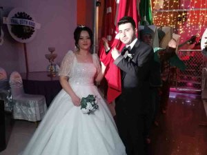 Düğünde Takılan Paraları Depremzedeler İçin Bağışladılar